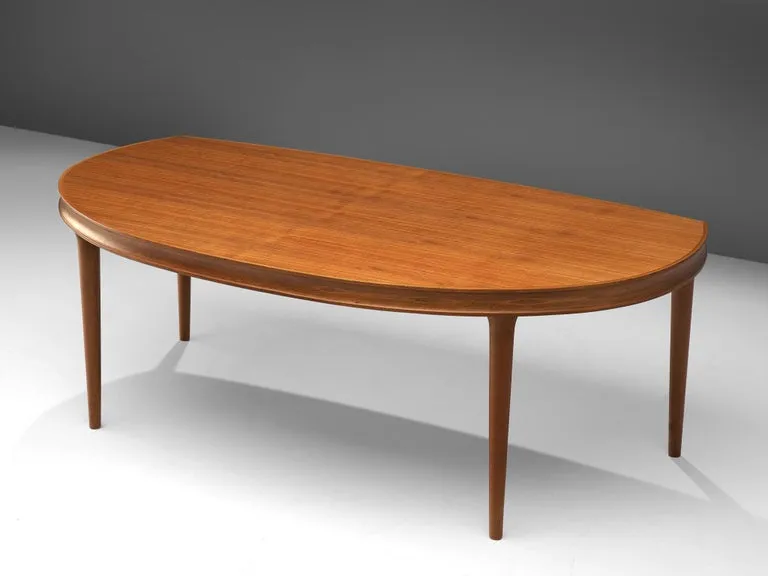Danish Round Shaped Coffee Table in Teak