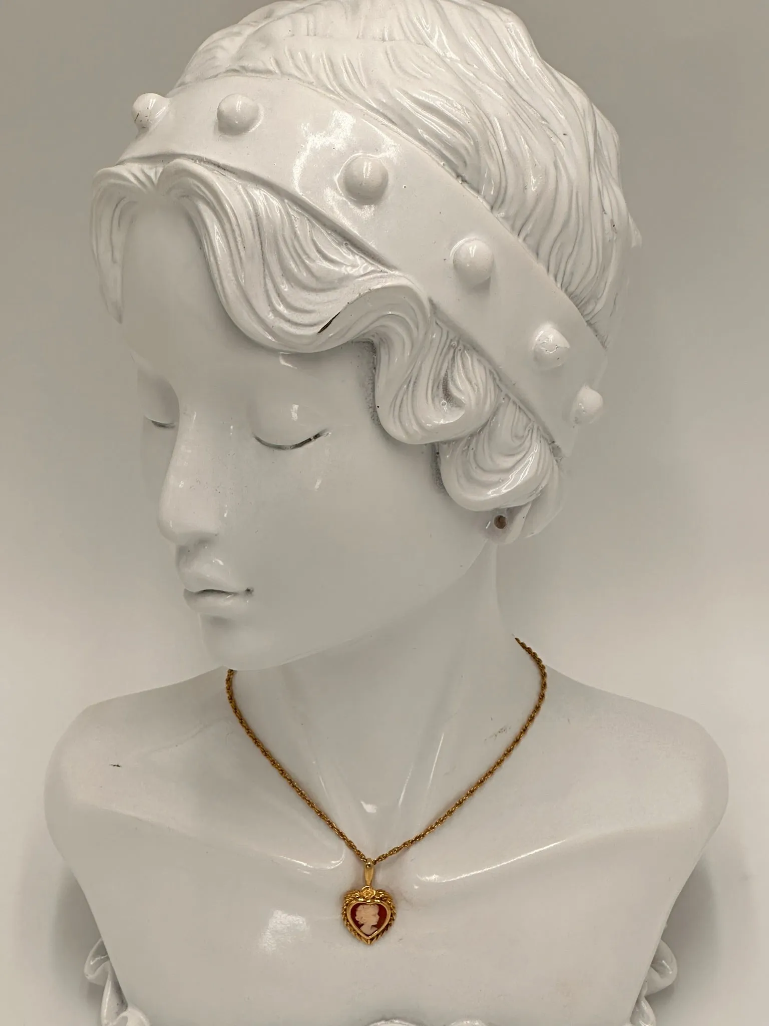 Vintage 9ct Yellow Gold Heart-Shaped Cameo Pendant - Elegant Lady Motif