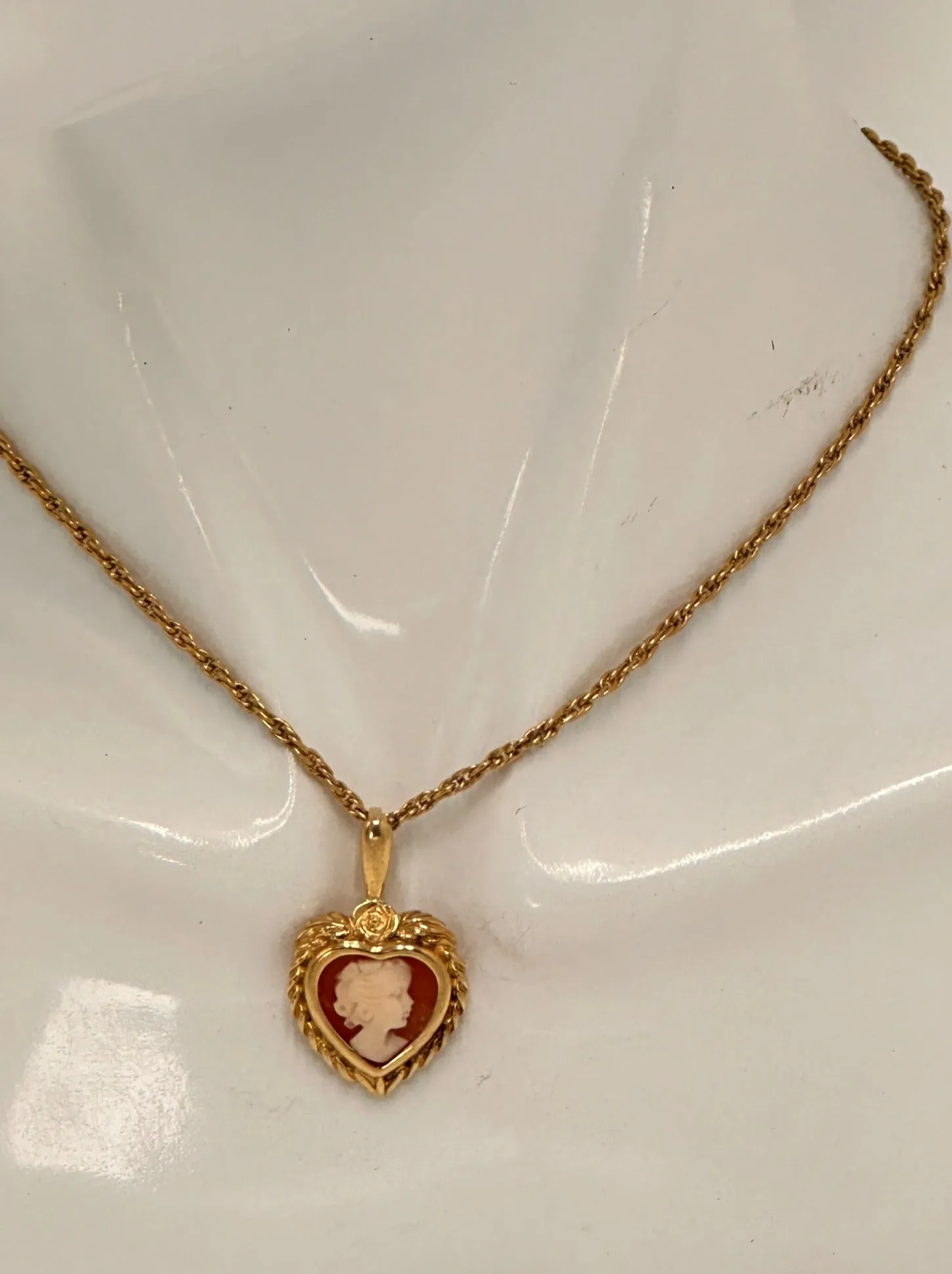 Vintage 9ct Yellow Gold Heart-Shaped Cameo Pendant - Elegant Lady Motif