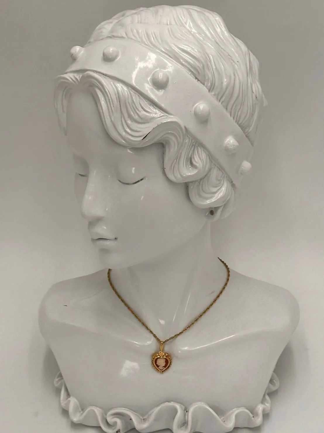 Vintage 9ct Yellow Gold Heart-Shaped Cameo Pendant - Elegant Lady Motif
