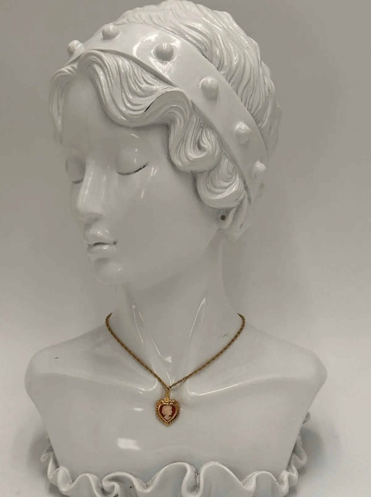 Vintage 9ct Yellow Gold Heart-Shaped Cameo Pendant - Elegant Lady Motif
